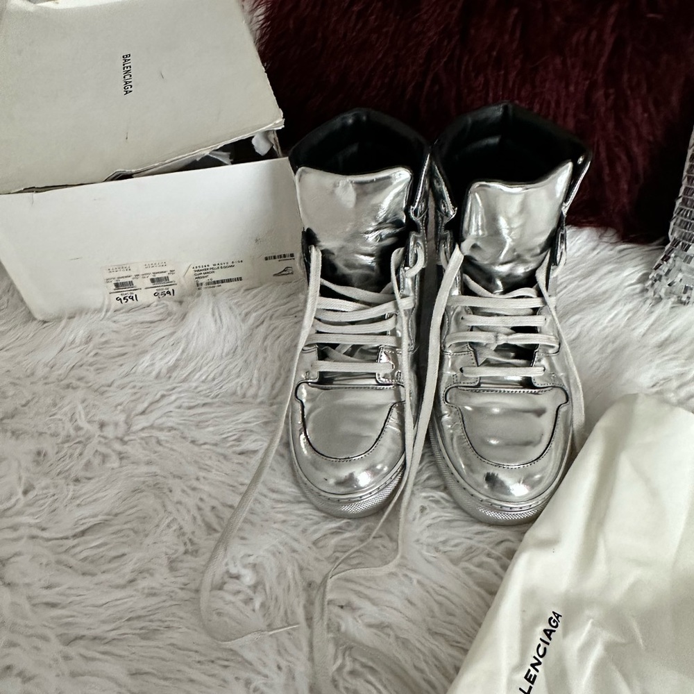 Designer shoes , bags and trench coat - Picture 11 of 15